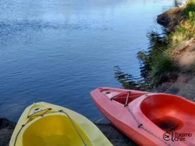 Kayaks amarillo y rojo listos en la orilla del río Laja