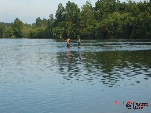 Pescadores en el río Laja practicando pesca deportiva