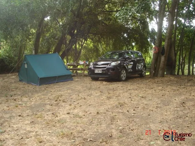 Carpa y vehículo instalados en sitio del Camping Bellavista