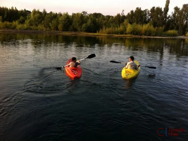 Dos kayakistas en el río Laja al atardecer, Camping Bellavista